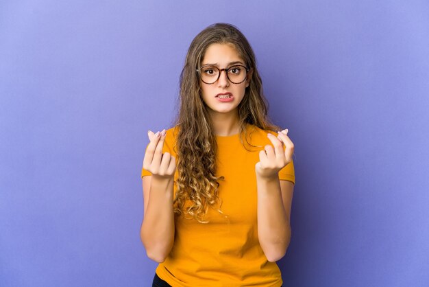 Jeune femme mignonne caucasienne montrant qu'elle n'a pas d'argent.