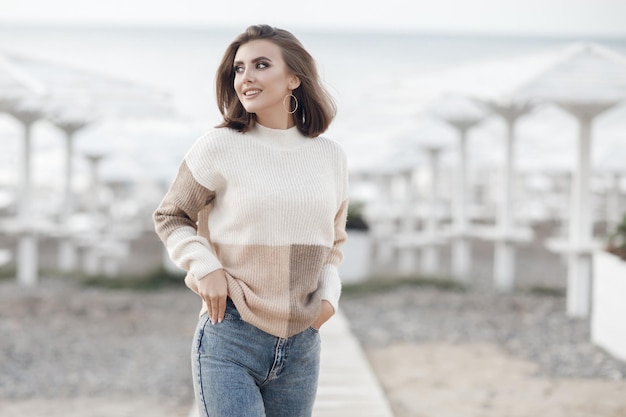 Jeune femme mignonne à l'extérieur