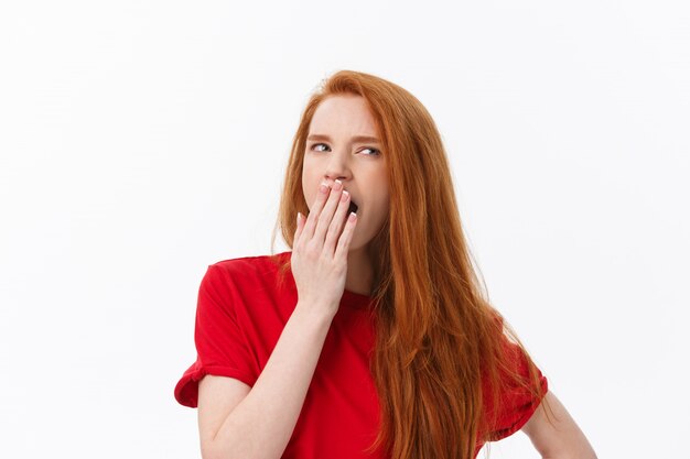 Jeune femme mignonne fatiguée et très endormie isoler sur blanc