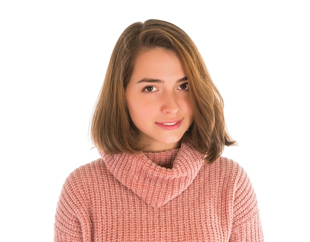 Jeune femme mignonne en pull rose isolé sur blanc