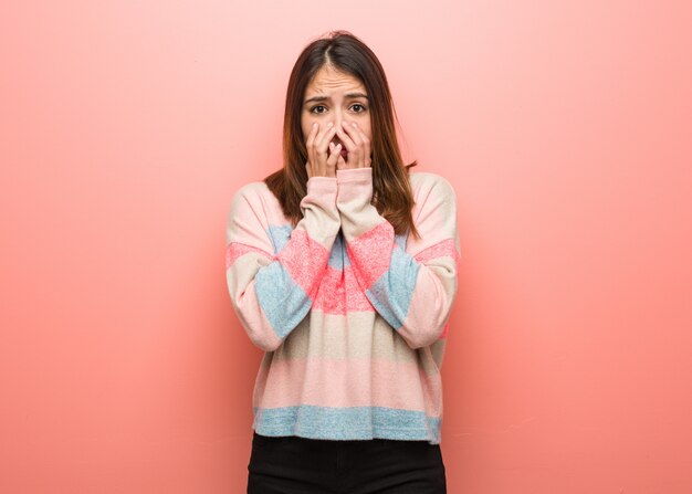 Jeune femme mignonne très peur et peur cachée