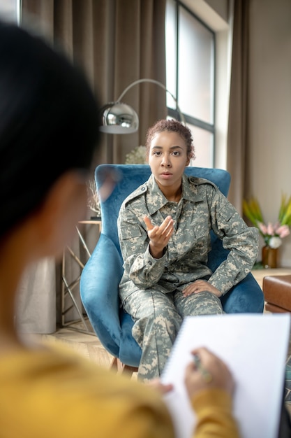 Jeune femme militaire parlant à un psychothérapeute