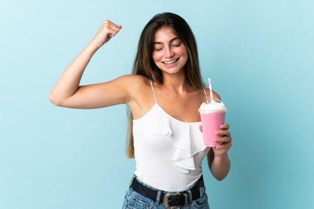Jeune femme avec un milk-shake aux fraises