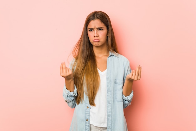 Jeune femme mince montrant qu'elle n'a pas d'argent.