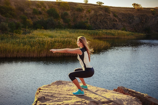 Jeune Femme Mince Pratiquant Le Yoga En Plein Air