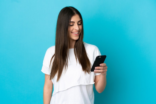 Jeune femme avec le mobile