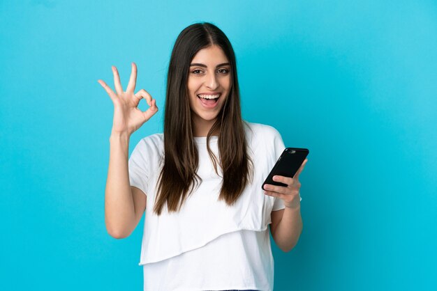 Jeune femme avec le mobile