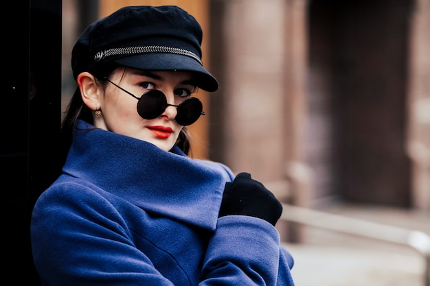 Jeune femme à la mode avec des lunettes de soleil et un chapeau