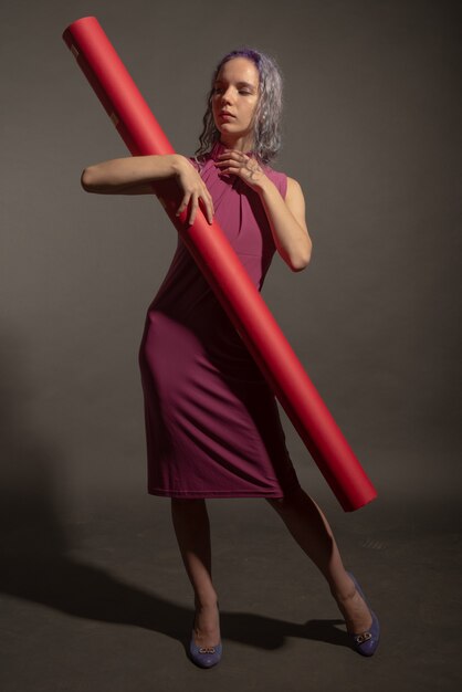 Jeune femme de mode posant avec une robe violette