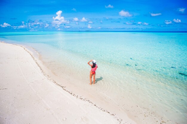 Jeune femme de mode en robe verte sur la plage