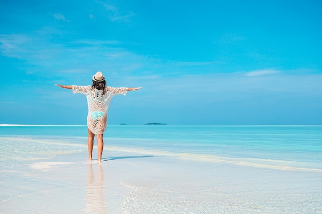 Jeune femme de mode en robe verte sur la plage