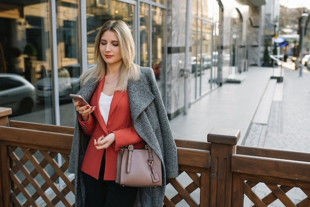 Jeune femme à la mode sur une terrasse