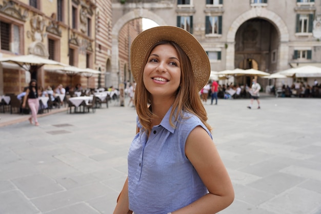 Jeune femme à la mode visitant la ville de Vérone en Italie dans sa tournée culturelle en Europe.