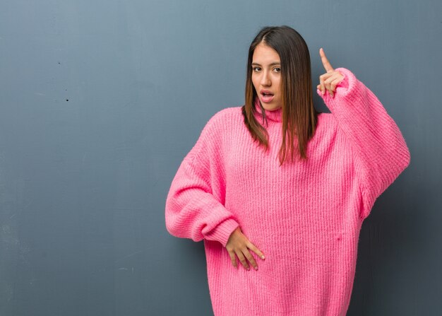 Jeune femme moderne ayant une idée