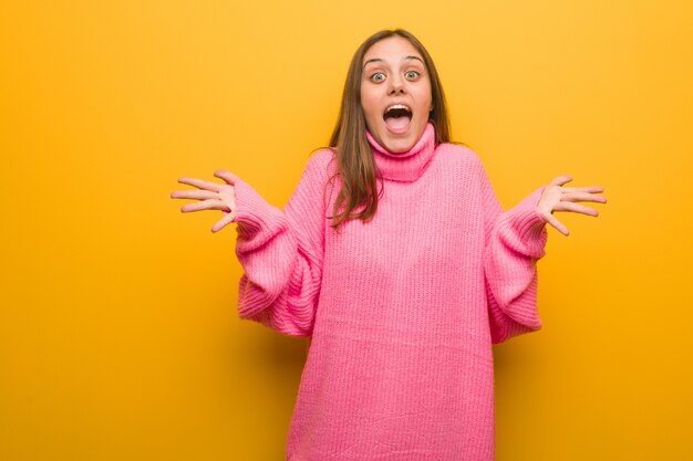 Jeune femme moderne célébrant une victoire ou un succès