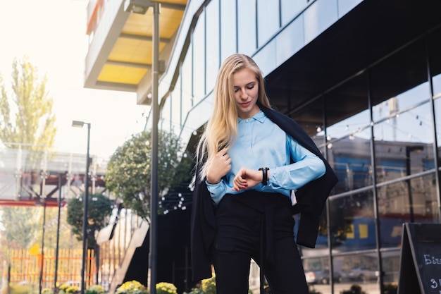 Photo jeune femme moderne dans une grande ville