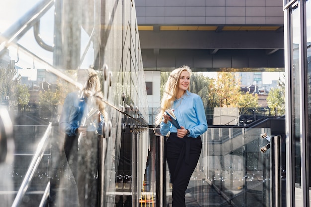 Jeune femme moderne dans une grande ville