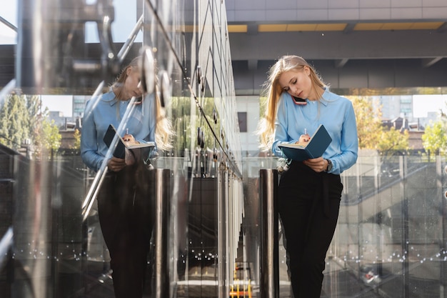 Jeune femme moderne dans une grande ville