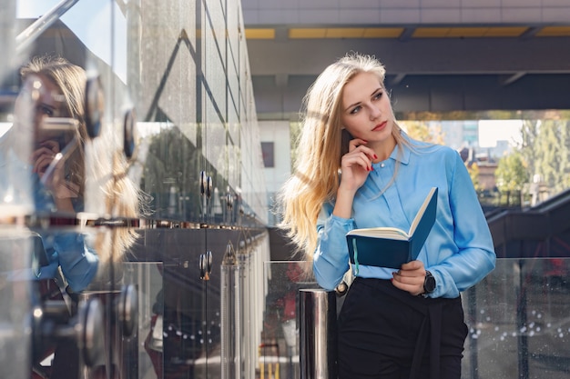 Jeune femme moderne dans une grande ville