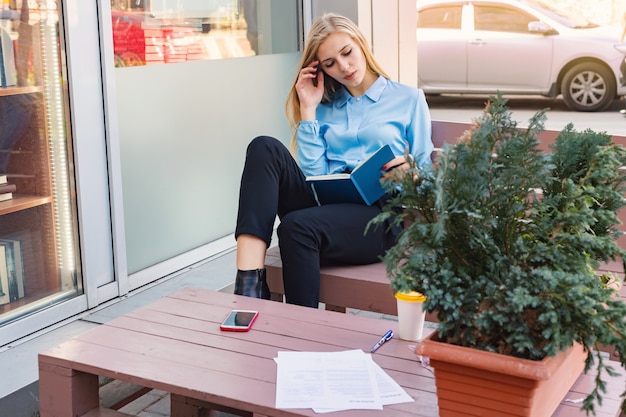 Jeune femme moderne dans une grande ville