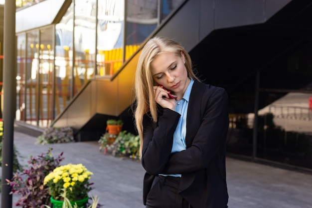 Jeune femme moderne dans une grande ville