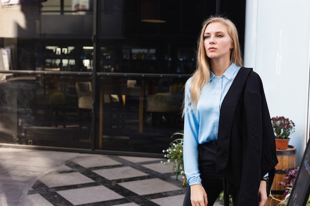 Jeune femme moderne dans une grande ville