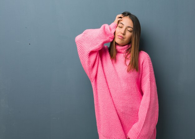 Jeune femme moderne fatiguée et très fatiguée