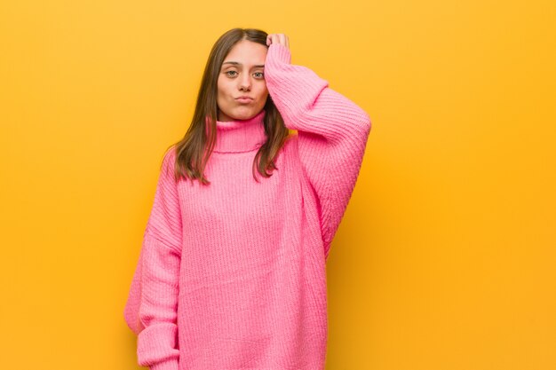 Jeune femme moderne fatiguée et très fatiguée