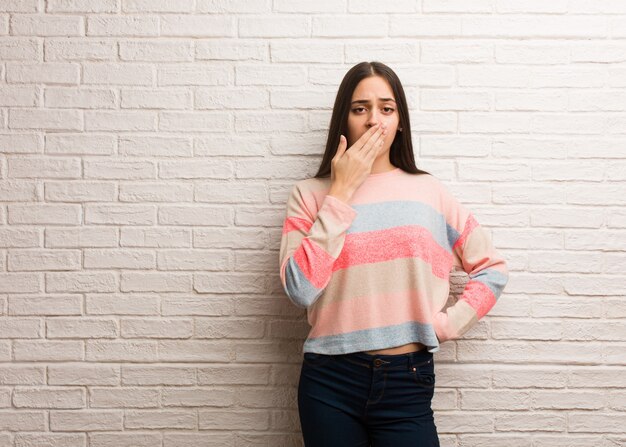 Jeune femme moderne fatiguée et très fatiguée