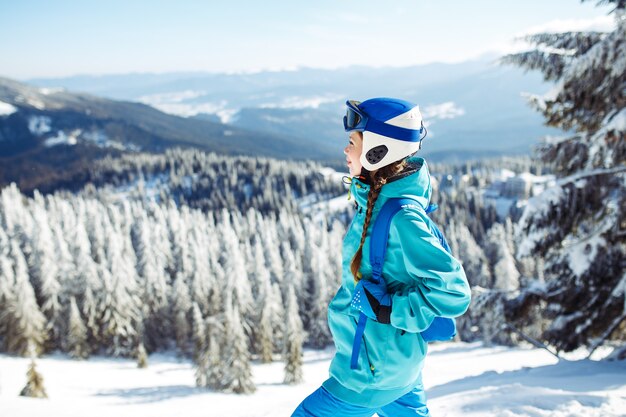 Jeune femme sur les montagnes enneigées