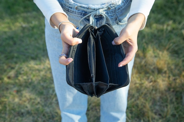 Jeune femme montrant une crise de portefeuille vide