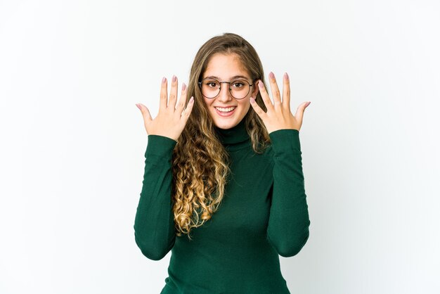 Jeune femme montrant le numéro dix avec les mains