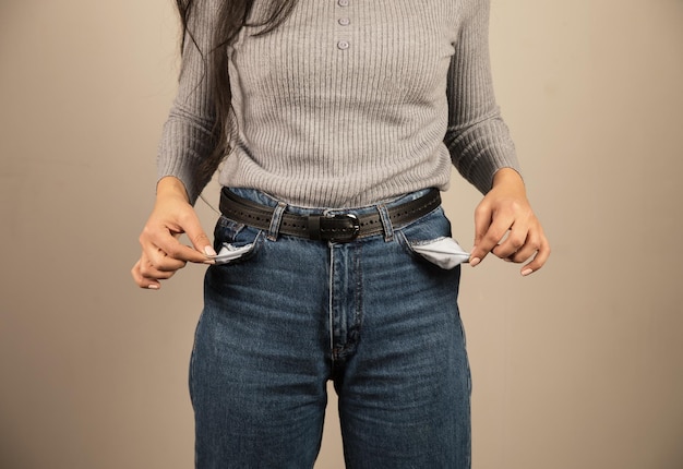 Jeune femme montrant la poche vide