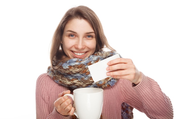 Jeune femme avec mug et prescription