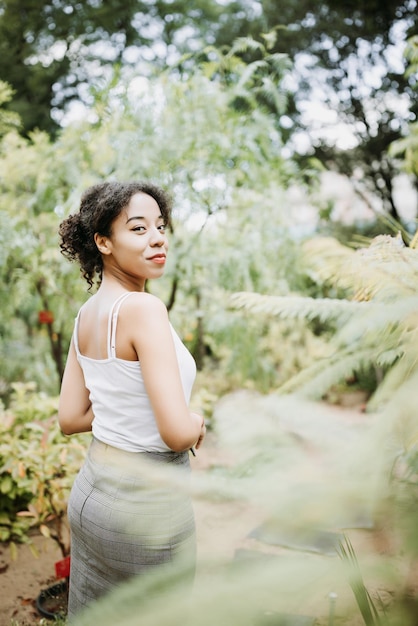 Jeune femme multiraciale afro-américaine dans le parc Printemps ou saison estivale