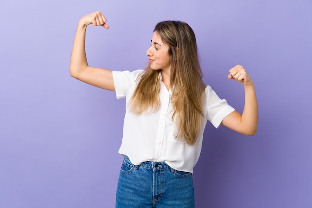 Jeune femme sur un mur violet isolé faisant un geste fort