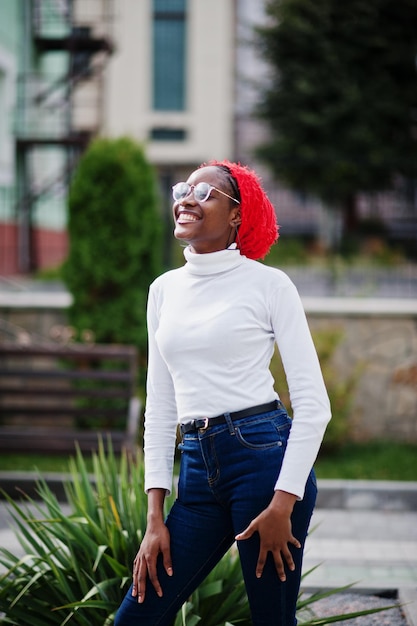 Jeune femme musulmane africaine grande et mince à la mode moderne et attrayante en hijab ou foulard turban posé