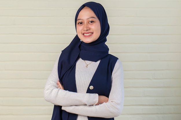 Jeune Femme Musulmane Asiatique En Foulard De Tête Sourire Avec Les Bras Croisés