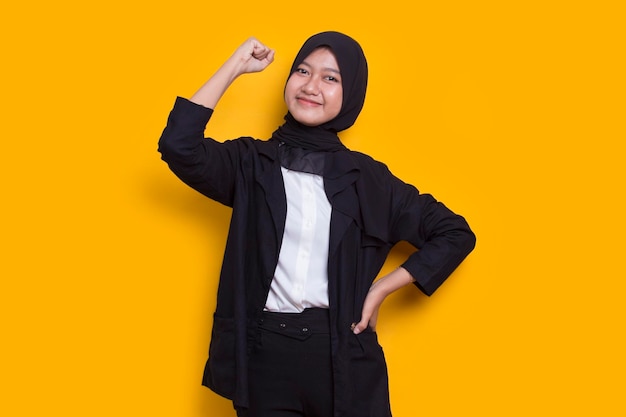 jeune femme musulmane asiatique heureuse et excitée célébrant la victoire exprimant un grand succès sur le jaune