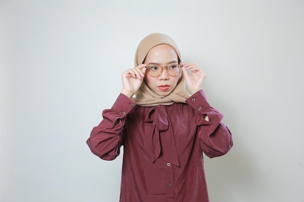 Jeune femme musulmane asiatique portant des lunettes à la confiance et heureux sur fond blanc