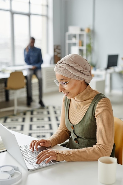 Jeune femme musulmane au bureau