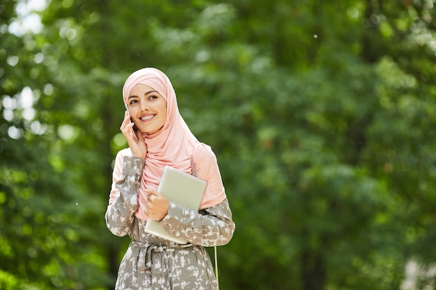 Jeune femme musulmane, avoir une conversation téléphonique