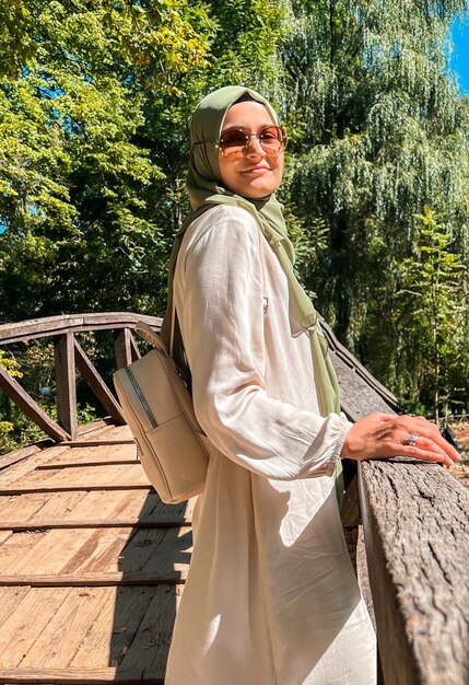 Photo une jeune femme musulmane entourée d'eau et d'un arbre vert