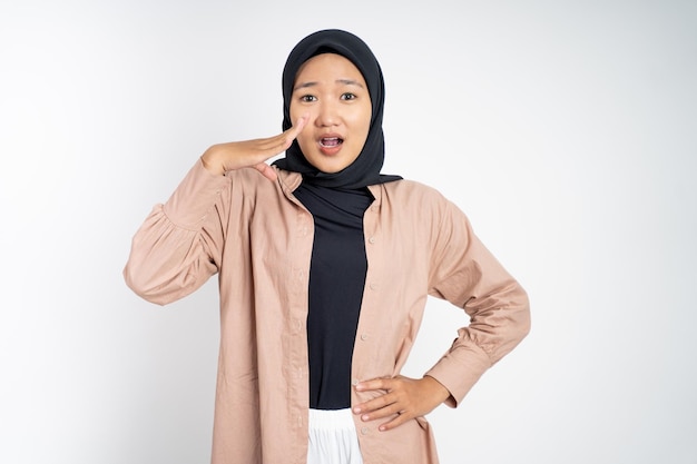 Jeune femme musulmane étonnée ouvrant les deux paumes