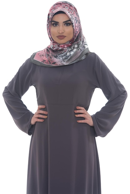 Jeune femme musulmane en foulard avec des vêtements modernes isolé sur blanc