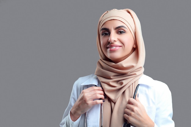 Photo jeune femme musulmane en hijab semblant satisfaite et heureuse