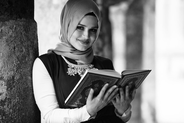 Jeune Femme Musulmane Lisant Le Coran Livre Islamique Saint