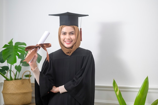 Une jeune femme musulmane a obtenu une certification.