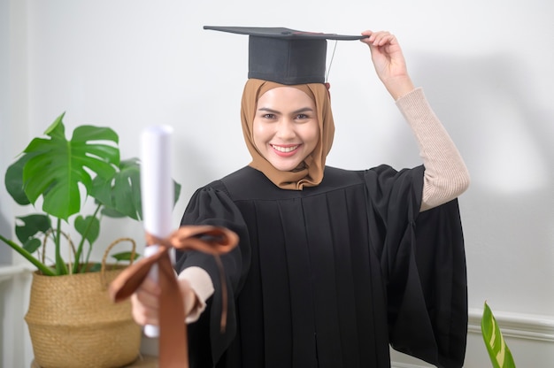 Une jeune femme musulmane a obtenu une certification.