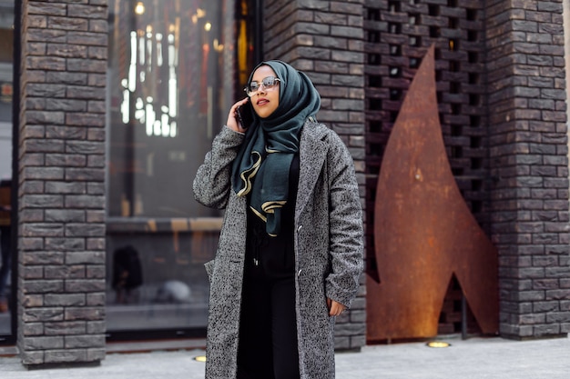 Jeune femme musulmane parlant au téléphone